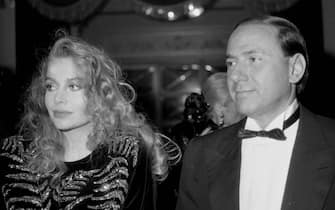 Silvio Berlusconi con l'allora compagna Veronica Lario al teatro  La Scala per la prima del Nabucco, a Milano l' 8 dicembre 1986. ANSA ARCHIVIO