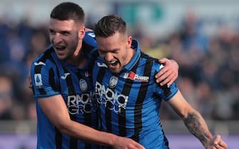 BERGAMO, ITALY - FEBRUARY 02:  Rafael Toloi (R) of Atalanta BC celebrates with his team-mate Berat Djimsiti after scoring the opening goal during the Serie A match between Atalanta BC and Genoa CFC at Gewiss Stadium on February 2, 2020 in Bergamo, Italy.  (Photo by Emilio Andreoli/Getty Images)