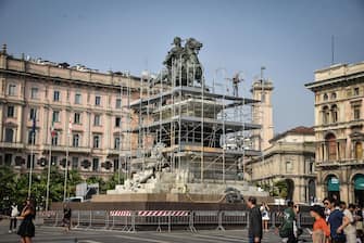 Sono stati ultimati i lavori di ripulitura della statua equestre di Vittorio Emanuele in piazza Duomo che era stata imbrattata dagli attivisti per il clima, Milano, 05 Ottobre 2023.   ANSA/MATTEO CORNER