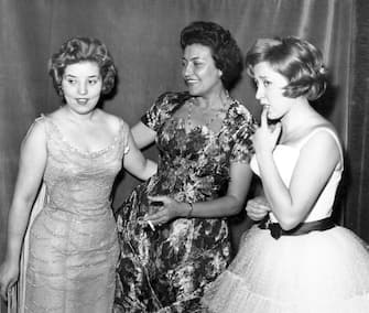 The Italian singers (from left) Wilma De Angelis, Nilla Pizzi and Betty Curtis are waiting the result of the contest in the backstage of the IX Sanremo Italian Song Festival; Nilla Pizzi shall finish sixth with the song Sempre con te with Fausto Cigliano; Betty Curtis and Wilma de Angelis shall finish eighth with the song Nessuno. Sanremo (IM), Italy, January 1959. (Photo by Mondadori via Getty Images)