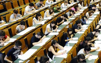 Studenti in aula per il test di ammissione alla facoltà di Medicina a Palazzo Nuovo, Torino, 9 settembre 2013. 
ANSA/ALESSANDRO DI MARCO 