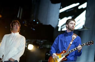 UNITED KINGDOM - SEPTEMBER 14:  Photo of Crowd; Oasis concert - Liam and Noel (rhs) Gallagher  (Photo by Jon Super/Redferns)