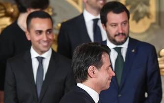 Il premier Giuseppe Conte (C), i due vice premier Luigi Di Maio (ministro del Lavoro - S) e Matteo Salvini (ministro dell'Interno - D)  durante il giuramento del Governo al Quirinale, Roma, 1 giugno 2018. ANSA/ALESSANDRO DI MEO