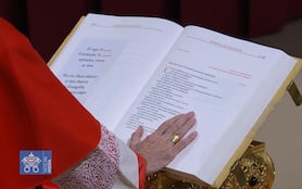 Conclave, il giuramento dei cardinali: il primo è stato Parolin