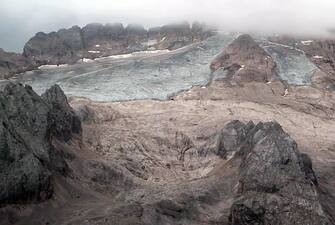 In un fermo immagine tratto da un video una veduta della Marmolada la superficie continua a ridursi a ritmo accelerato: è stata calcolata in 112 ettari nel 2022, e scenderà nei prossimi anni, al di sotto del chilometro quadrato, la metà della superficie presente nel 2000 e meno di un quarto rispetto al 1900. Il dato emerge dalle misurazioni annuali condotte da geografi e glaciologi dell'Università di Padova, con il Comitato Glaciologico Italiano e Arpav.  ANSA +NPK+