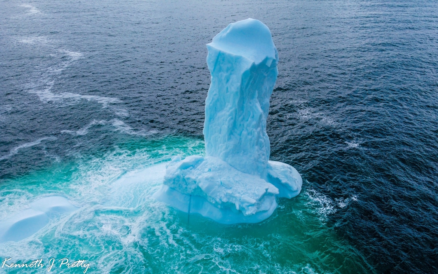 Un iceberg a forma di pene, la curiosa foto scattata sulle coste del Canada