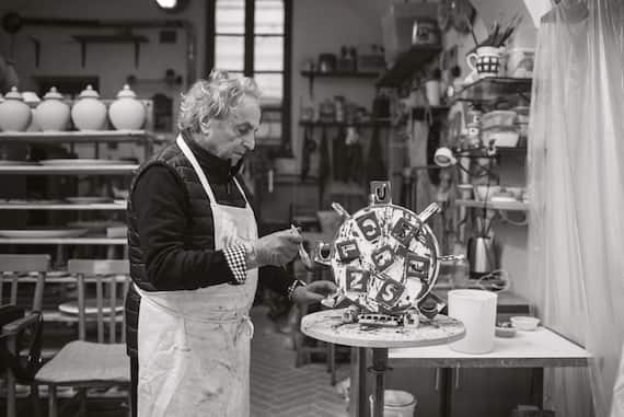 Ugo Nespolo all'opera da Ceramiche Pierluca, Albissola Marina, ph. Marcello Campora