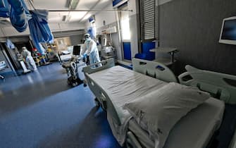 Operatori dismettono i reparti Covid dell'ospedale Don Bosco a Napoli, da oggi con zero pazienti dopo mesi di ininterrotta assistenza a centinaia di degenti colpiti dal virus, 4  giugno  2021
ANSA / CIRO FUSCO