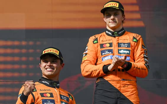 https://static.sky.it/editorialimages/e6abe8a2622b8a0232cb005cb17607c613c40a35/skysport/it/motori/formula-1/video/2025/08/03/f1-gp-ungheria-capelli-commento-video/norris-piastri-ansa.jpeg?im=Resize,width=565