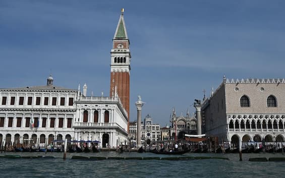 Venezia, dal campanile di San Marco cadono pezzi di cemento armato