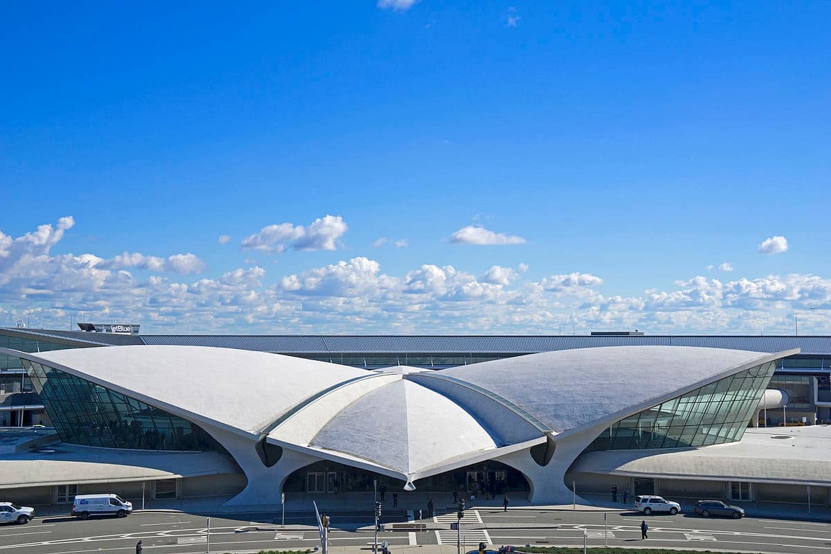 Eero-Saarinen-TWA-Flight-Center-photo-by-Swizz152-via-Wikipedia-2015.jpg