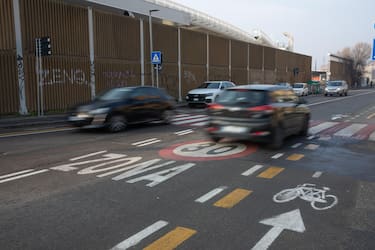 Un segnale a terra che segno il limite a 30 km/h, Bologna, 16 gennaio 2024. ANSA/MAX CAVALLARI