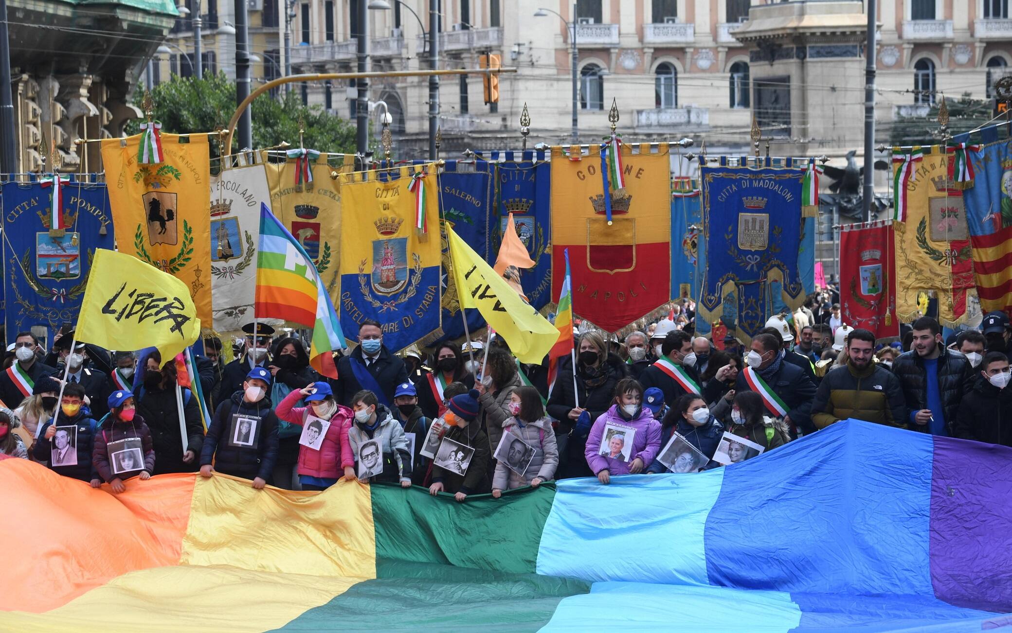 Il corteo di Libera partito da piazza Garibaldi per la XXVII Giornata della memoria e dell'impegno in ricordo delle vittime delle mafie, Napoli, 21 marzo 2022. ANSA/ CIRO FUSCO