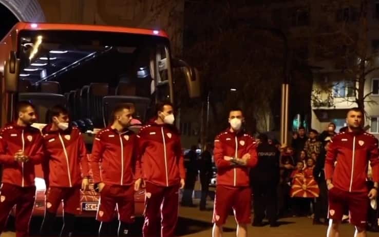 I giocatori della Macedonia del Nord in piazza a Skopje 