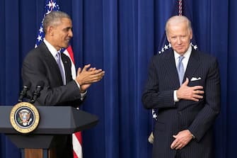 epa08362767 (FILE) - US President Barack Obama (L) applauds US Vice President Joe Biden (R) before signing the 21st Century Cures Act in the Eisenhower Executive Office Building in Washington, DC, USA, 13 December 2016 (re-issued on 14 April 2020). Former US president Barack Obama on 14 April 2020 in a video message endorsed Joe Biden for the US presidential elections.  EPA/MICHAEL REYNOLDS *** Local Caption *** 53162848