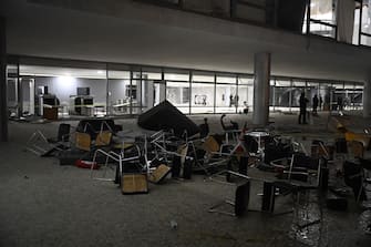 Mobili danneggiati ammucchiati davanti al Palacio do Planalto