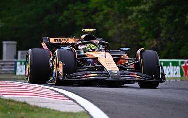 epa12281856 McLaren driver Lando Norris of Great Britain competes during the Formula One Hungarian Grand Prix at the Hungaroring circuit in Mogyorod, Hungary, 03 August 2025.  EPA/Boglarka Bodnar HUNGARY OUT