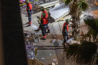 epa11364877 Emergency services at the scene of a building collapse at the 'Medusa Beach Club' restaurant at Palma Beach in Palma de Mallorca, Balearic Islands, Spain, 23 May 2024. According to officials four people have died and at least 27 have been injured when the 'Medusa Beach Club' restaurant collapsed. Most of the injured and dead in the collapse are foreign customers who were dining when the first floor of this establishment collapsed.  EPA/Cati Cladera
