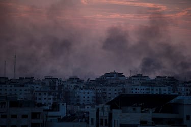 epa10951257 Smoke rises after Israeli air strikes in Tal Al-Hawa neighbourhood in Gaza City, 31 October 2023. The IDF struck over 600 militant targets over the past few days as it continued to 'expand ground operations' in the Gaza Strip, the Israel Defense Forces (IDF) said on 30 October. More than 8,000 Palestinians and at least 1,400 Israelis have been killed, according to the Israel Defense Forces (IDF) and the Palestinian health authority, since Hamas militants launched an attack against Israel from the Gaza Strip on 07 October, and the Israeli operations in Gaza and the West Bank which followed it.  EPA/MOHAMMED SABER