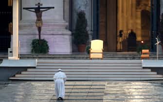 Papa Francesco a San Pietro, il 27 marzo 2020 VATICAN CITY, VATICAN - MARCH 27: Pope Francis attends an extraordinary moment of prayer in time of pandemic, the adoration of the Blessed Sacrament and delivers an extraordinary "Urbi Et Orbi" (to the City of Rome and to the World) Blessing in front of an empty Square from the sagrato of St. Peter’s Basilica, on March 27, 2020 in Vatican City, Vatican. The “Salus Populi Romani” icon and the crucifix of St. Marcellus, are placed in front of the central door of St. Peter’s Basilica. Vatican Media broadcasted the ceremony live to the world and it could also be followed in several languages on Facebook and YouTube. (Photo by Franco Origlia/Getty Images)