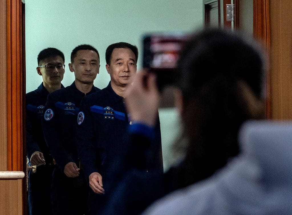 Gli astronauti cinesi Gui Haichao, Zhu Yangzhu e Jing Haipeng.