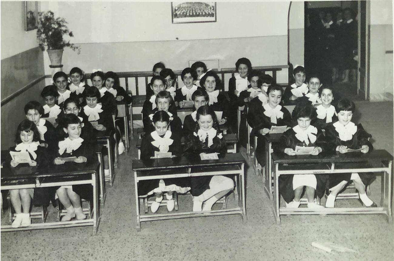 Una-storia-di-classe.-In-ordine-in-classe-alle-elementari-Ragusa-1958.-Famiglia-Veninata.jpg