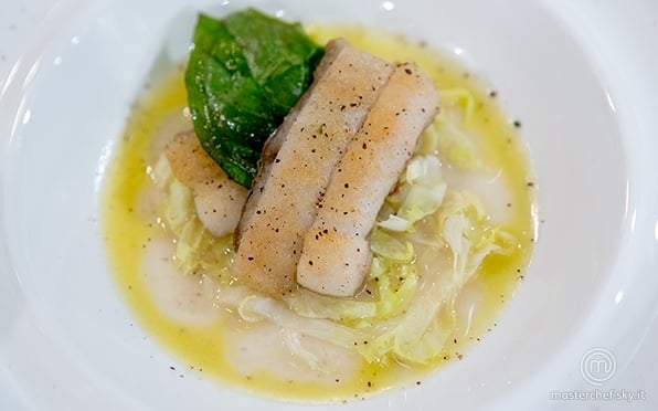 Filetto di spatola piastrato in guazzetto di acqua di pomodoro, basilico fritto e verza cruda