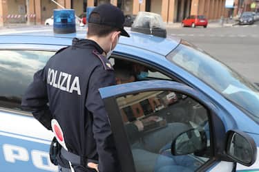 Controlli della polizia sul litorale di Ostia, Roma, 21 marzo 2021. ANSA/EMANUELE VALERI