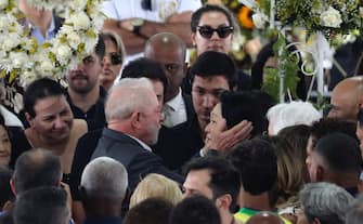 epa10387102 Brazil's President Luiz Inacio Lula da Silva (C-L) speaks with Pele's widow Marcia Aoki (C-R) during the second day of wake for soccer legend Pele at the Vila Belmiro stadium in the city of Santos, Brazil, 03 January 2023. The funeral of Pele will take place in Santos later in the day. Brazilian soccer legend Pele, born Edson Arantes do Nascimento, died on 29 December at the age of 82.  EPA/Sebastiao Moreira
