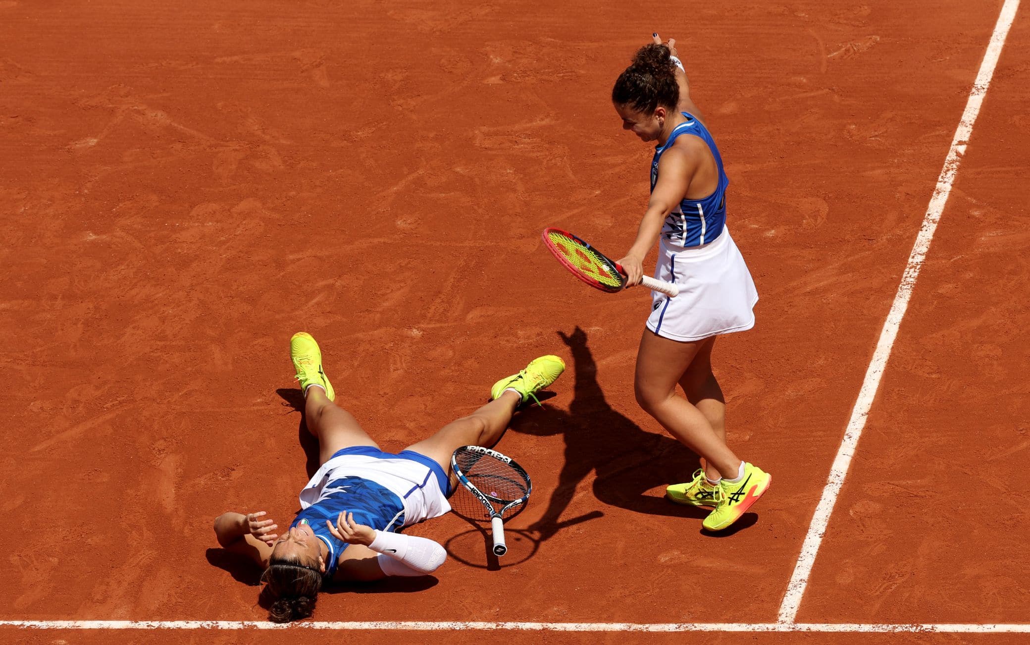 Tutta la gioia delle azzurre al termine del match. 