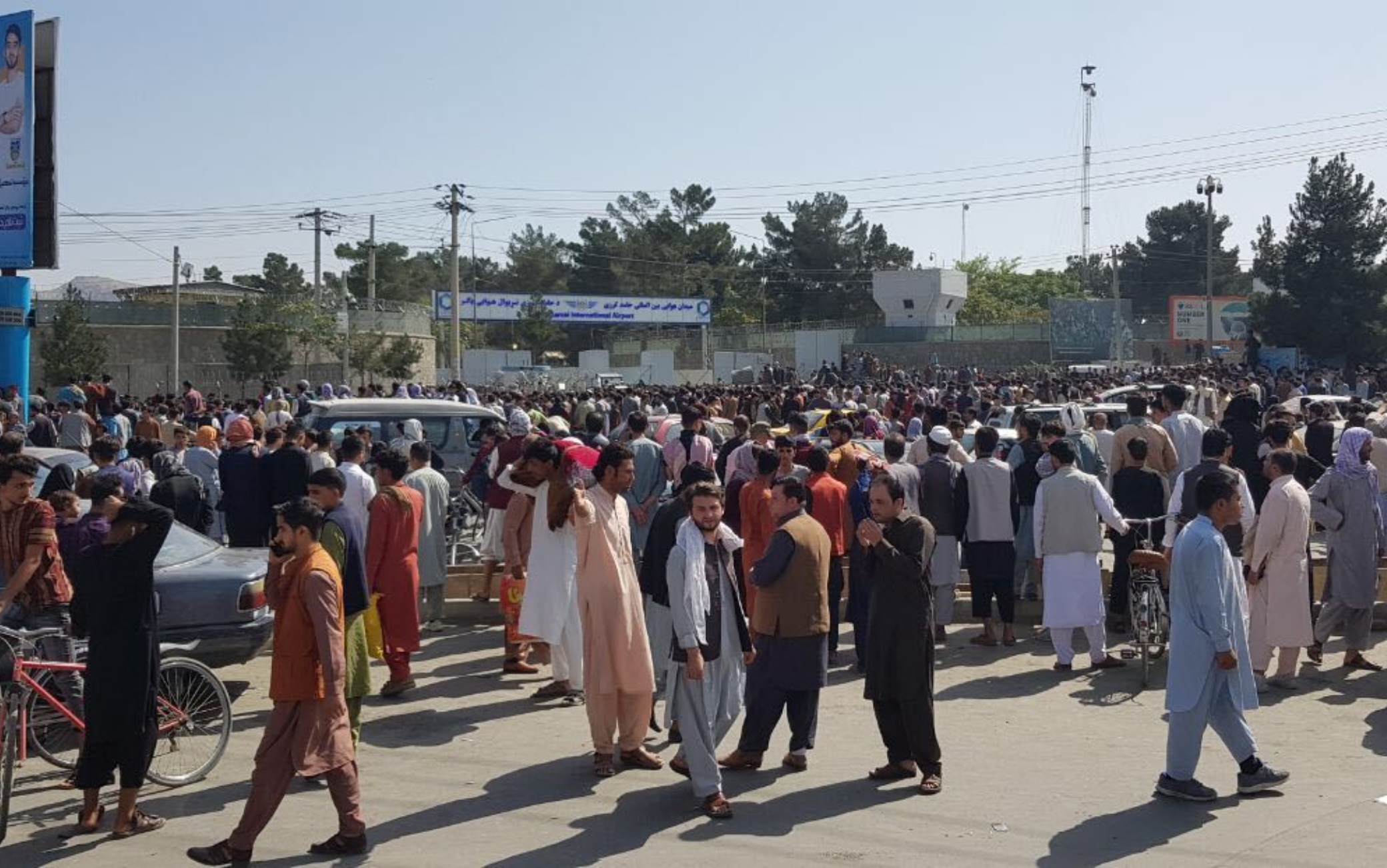 Afghanistan, cittadini in fuga dai talebani all'aeroporto