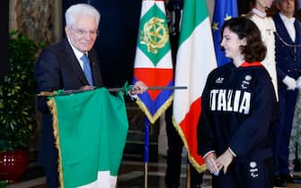 Il Presidente della Repubblica Sergio Mattarella   (S) Ambra Sabatini durante la cerimonia di restituzione della Bandiera degli atleti italiani di ritorno dai Giochi Olimpici e Paralimpici di Parigi 2024, Quirinale, Roma 23 settembre 2024. ANSA/FABIO FRUSTACI