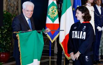 La cerimonia al Quirinale Il Presidente della Repubblica Sergio Mattarella (S) Ambra Sabatini durante la cerimonia di restituzione della Bandiera degli atleti italiani di ritorno dai Giochi Olimpici e Paralimpici di Parigi 2024, Quirinale, Roma 23 settembre 2024. ANSA/FABIO FRUSTACI