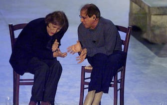 Adriano Celentano (D) e Giorgio Gaber durante il programma  " 125 MILIONI DI CA7..TE- in onda su Raiuno 26 aprile 2001 ANSA/DANIEL DAL ZENNARO