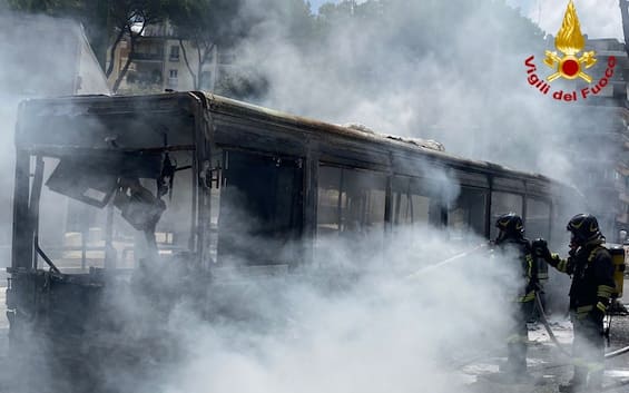 Roma, autobus Atac in fiamme a via Flaminia Nuova: nessun ferito