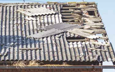 Il tetto di un immobile realizzato in amianto