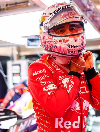 LAS VEGAS, NEVADA - NOVEMBER 18: Sergio Perez of Mexico and Oracle Red Bull Racing prepares to drive in the garage prior to the F1 Grand Prix of Las Vegas at Las Vegas Strip Circuit on November 18, 2023 in Las Vegas, Nevada. (Photo by Mark Thompson/Getty Images)