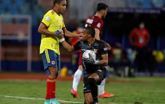 epa09281416 Colombia's Luis Muriel (L) helps Venezuela's goalkeeper Wuilker Farinez during the Copa America 2021 group B soccer match between Colombia and Venezuela at the Pedro Ludovico Teixeira Olympic Stadium, in Goiania, Brazil, 17 June 2021.  EPA/FERNANDO BIZERRA JR