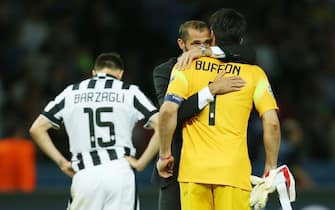 epa04787103 Andrea Barzagli (L-R), Giorgio Chiellini and goalkeeper Gianluigi Buffon react after losing the UEFA Champions League final soccer match between Juventus FC and FC Barcelona at Olympiastadion in Berlin, Germany, 06 June 2015.  EPA/INA FASSBENDER