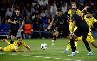 epa10870496 Achraf Hakimi
 (C) of PSG scores the 2-0 during the UEFA Champions League Group F match between Paris Saint-Germain and Borussia Dortmund in Paris, France, 19 September 2023.  EPA/YOAN VALAT