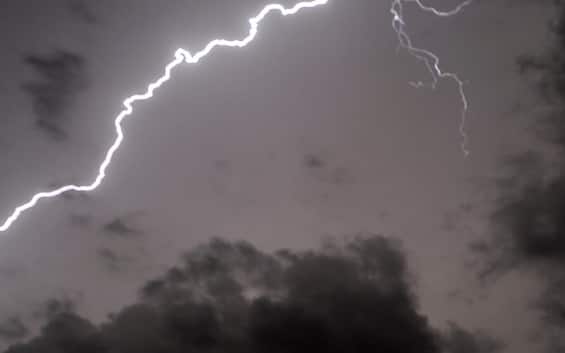 Teramo, 15enne colpito da fulmine in rianimazione: gravissimo Teramo, 15enne colpito da fulmine in rianimazione: gravissimo