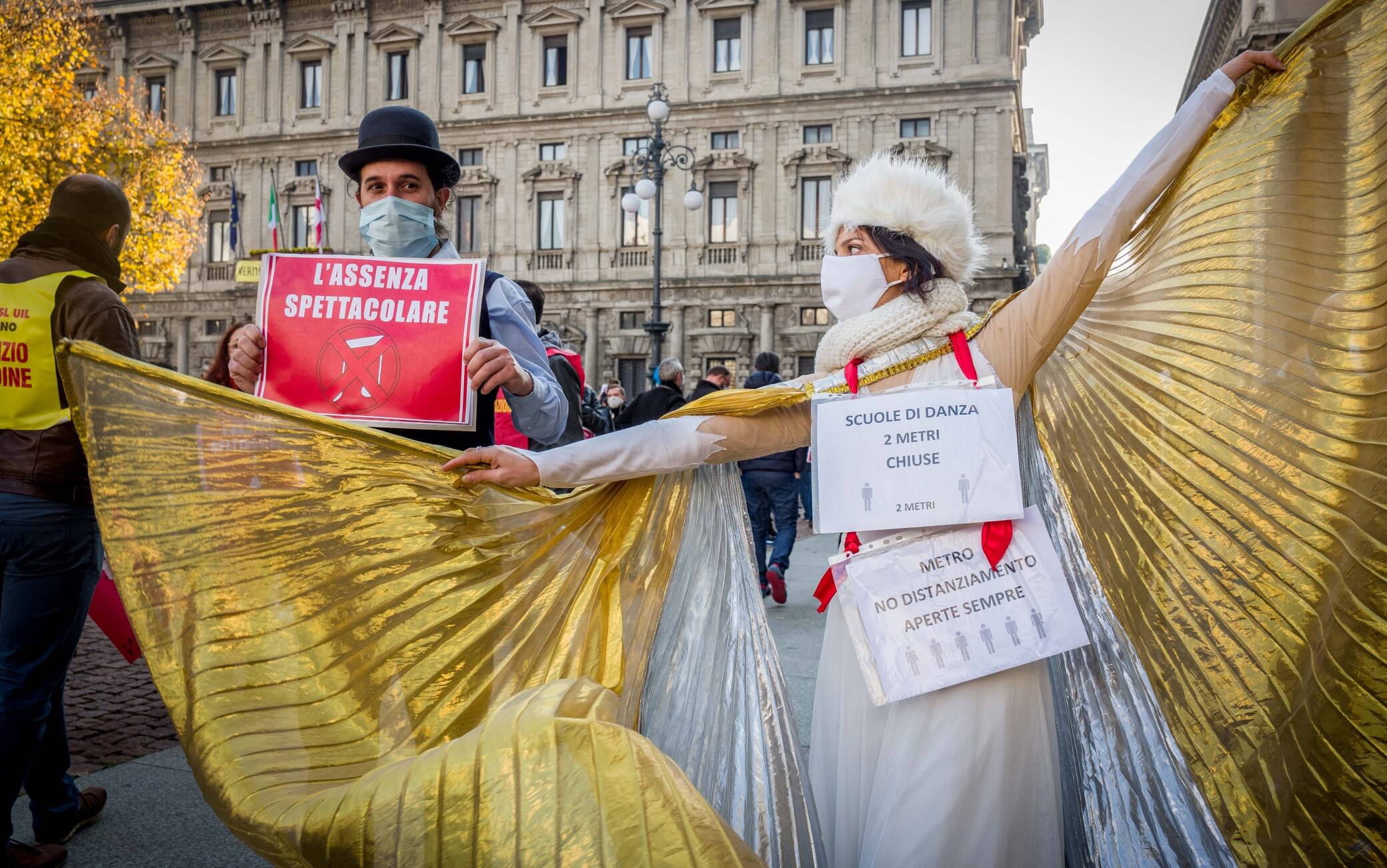 Milano. Manifestazione in Piazza Scala dei lavoratori dello spettacolo indetta da SLC CGIL contro le restrizioni per contenere il COVID-19 con la presenza del Sindaco. (Milano - 2020-10-30, Carlo Cozzoli) p.s. la foto e' utilizzabile nel rispetto del contesto in cui e' stata scattata, e senza intento diffamatorio del decoro delle persone rappresentate