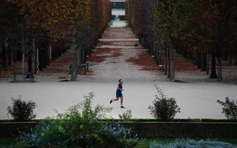 epa08785684 A man goes jogging at Tuileries garden as parks remain open during the lockdown, in Paris, France, 30 October 2020. French President Emmanuel Macron announced in a televised statement that France will 'reconfine' and lockdown for a minimum of four weeks to battle the rise in Covid-19 cases as France is facing a second wave of the COVID-19 coronavirus pandemic.  EPA/YOAN VALAT