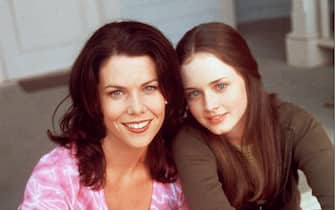 NO CREDIT. 23629-3. USA, 2001. Warner Bros new TV Show "Gilmore Girls"
Pictured : (l to r) : Lauren Graham (Lorelei Gilmore) and Alexis Bledel (Rory Gilmore)