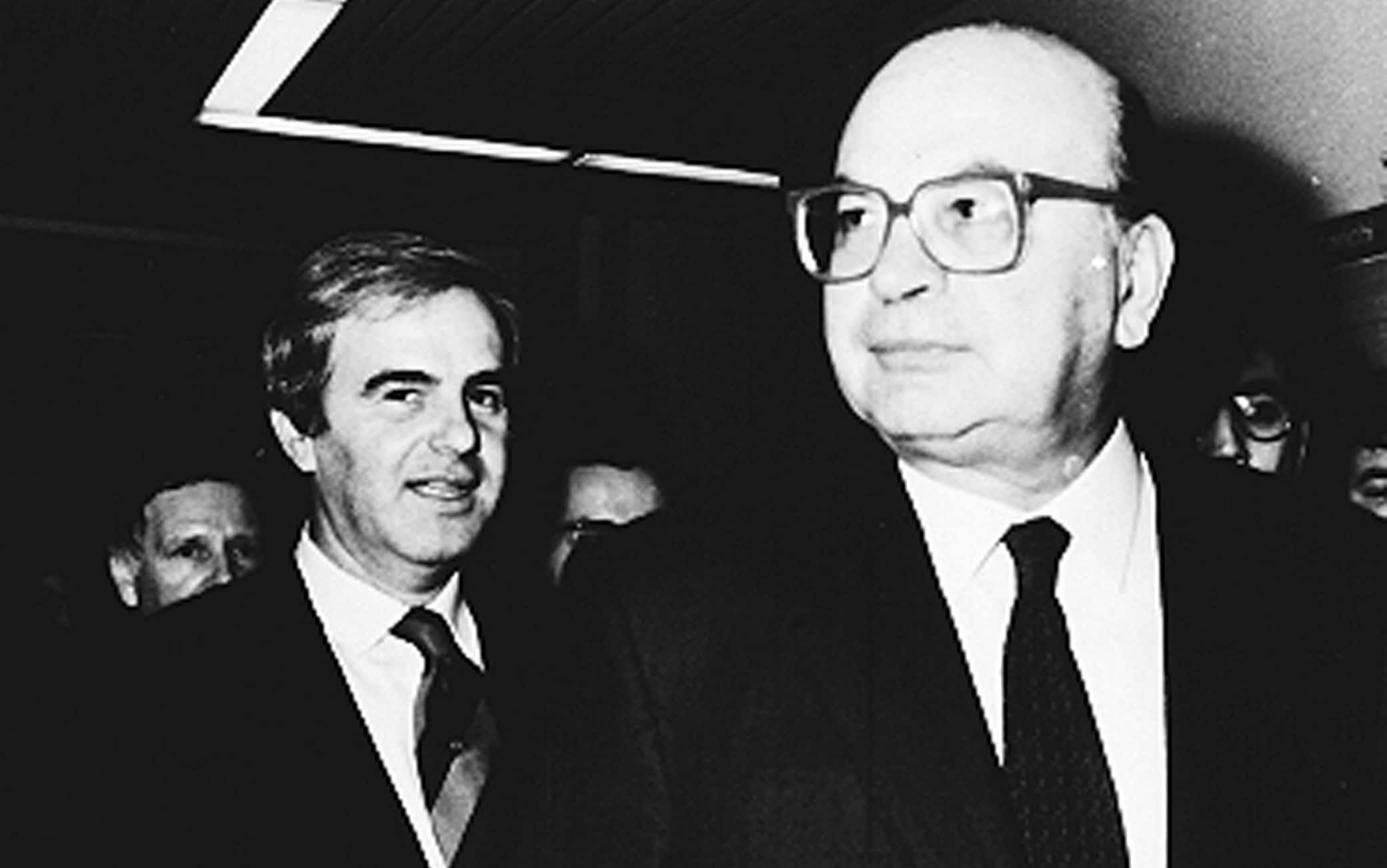 Una immagine d'archivio (novembre 1992) di Bettino Craxi con Mario Chiesa. Il 15 dicembre 1992 Craxi riceve un avviso di garanzia&nbsp;per la "madre di tutte le tangenti", la tangente Enimont. E' il primo segretario politico indagato. Si dimetterà nel febbraio 1993. ANSA ARCHIVIO