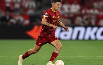 epa10665625 Paulo Dybala of Roma in action during the UEFA Europa League final between Seviila FC and AS Roma, in Budapest, Hungary, 31 May 2023.  EPA/ANNA SZILAGYI