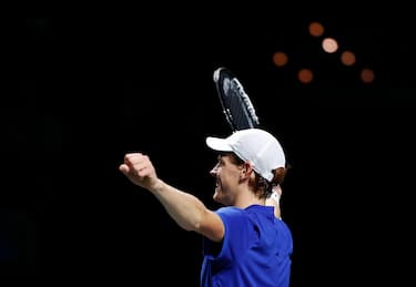 epa10996851 Italian player Jannick Sinner celebrates his victory against Australian tennis player Alex de Minaur following their 2023 Davis Cup Final 8 finals Italy vs Australia in Malaga, Spain, 26 November 2023.  EPA/Jorge Zapata