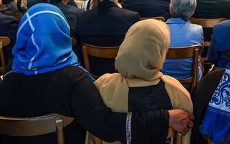 Tre donne con il velo sedute tra il pubblico, ascoltano il presidente della Camera Roberto Fico, durante lincontro "Corridoi Umanitari per un'Europa Solidale, presso la Sala della Regina di Montecitorio, Roma, 1 luglio 2019.
ANSA/ALESSANDRO DI MEO