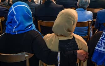 Tre donne con il velo sedute tra il pubblico, ascoltano il presidente della Camera Roberto Fico, durante lincontro "Corridoi Umanitari per un'Europa Solidale, presso la Sala della Regina di Montecitorio, Roma, 1 luglio 2019.
ANSA/ALESSANDRO DI MEO
