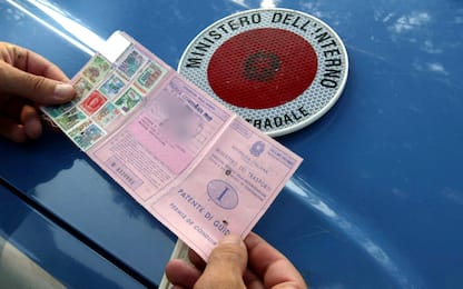 SICUREZZA STRADALE: ASAPS;BENE BIANCHI SU ESAME NEOPATENTATI - Una immagine di archivio, datata 30 Giugno 2003, mostra un agente della Polstrada mentre controlla una patente d'auto. FRANCO SILVI/ARCHIVIO /ANSA/JI